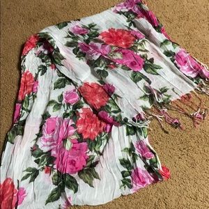 🟡 3/$15 Pink and White Floral Scarf